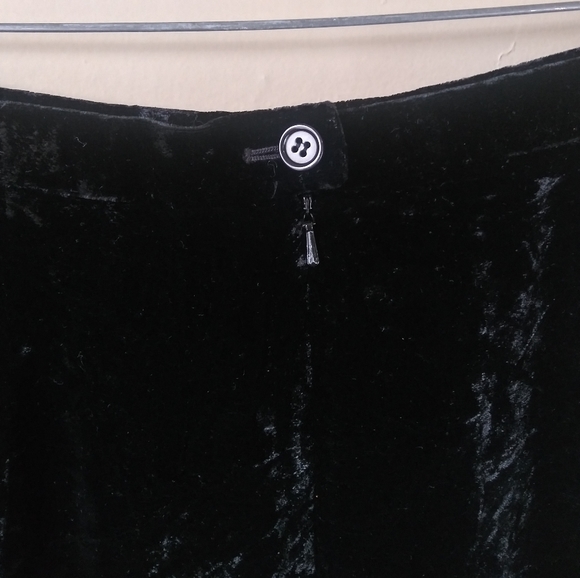Vintage · Ann Taylor · Black Velvet A-Line Skirt - Picture 7 of 8